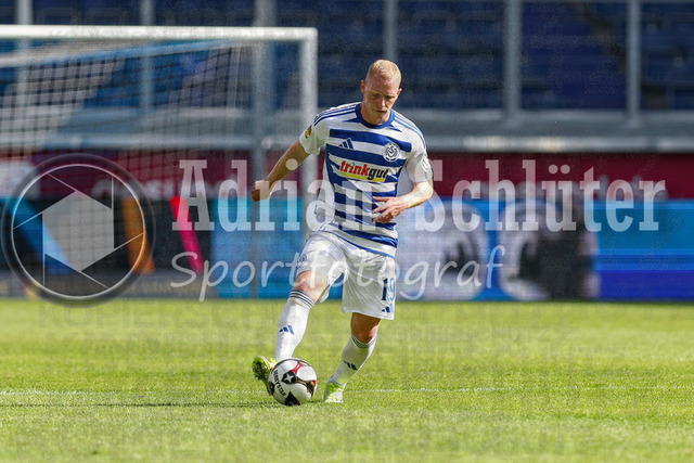 23.05.2026, GER, Fussball, Herren, Niederrheinpokal Finale, Saison 2025/2026, SC St. Tönis - MSV Duisburg | Leon Müller (MSV Duisburg) in Aktion am Ball, Einzelaktion