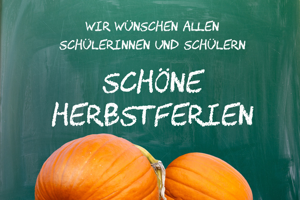 Schöne Herbstferien | (Fotomontage) Auf einer Schultafel steht WIR WÜNSCHEN ALLEN SCHÜLERINNEN UND SCHÜLERN SCHÖNE HERBSTFERIEN, am unteren Ende der Tafel befinden sich zwei Kürbisse - Realisiert mit Pictrs.com