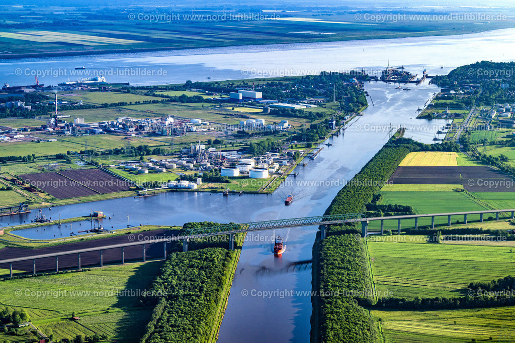 Nord_Ostsee_Kanal_Tanker_Coral_Leaf_ELS_8851300523 | BRUNSBüTTEL 30.05.2023 Streckenführung und Fahrspuren im Verlauf der Brücke der B 5 in Brunsbüttel über dem Nord-Ostsee-Kanal mit dem Tanker "Coral Leaf" im Bundesland Schleswig-Holstein. // Route and lanes along the B 5 bridge in Brunsbuettel over the Kiel Canal with the tanker "Coral Leaf" in the federal state of Schleswig-Holstein. Foto: Martin Elsen