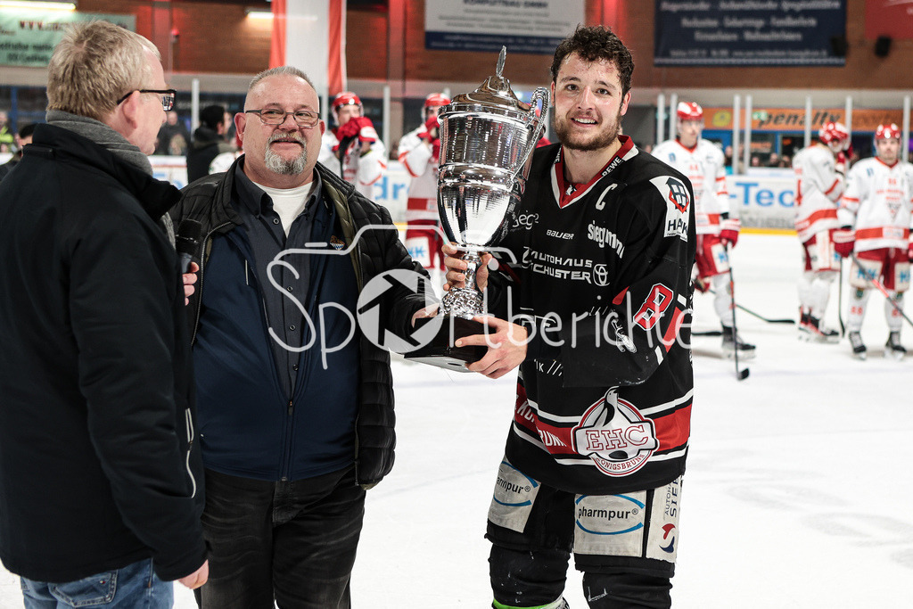 EHC Königsbrunn - TEV Miesbach | Tim BULLNHEIMER (EHC #8) bei der Pokaluebergabe nach der Partie / Grenzenloer Jubel beim EHC Koenigsbrunn nach dem Gewinn der Bayerliga Meisterschaft im Spiel 3 der Playoffserie gegen den TEV Miesbach / Jubel / Freude / Siegerfoto