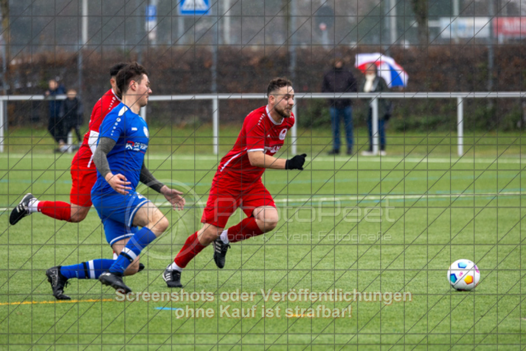 20251130_132650_0119 | #,FC Illiria Göppingen II (rot) vs. VfR Süßen II (blau), Fussball, Kreisliga B10 - Bezirk Neckar/Fils, 15. Spieltag, Saison 2025/2026, Kunstrasenplatz Nord, Hohenstaufenstraße 116, 73033 Göppingen, 30.11.2025 - 13:00 Uhr,Foto: PhotoPeet-Sportfotografie/Peter Harich
