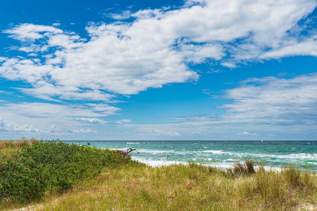 Der Weststrand mit Düne, Wellen und Wolken auf dem Fischland-Darß. | Der Weststrand mit Düne, Wellen und Wolken auf dem Fischland-Darß