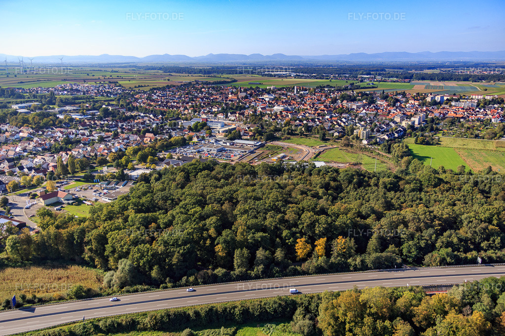 Luftbild: Bienwaldstadt aus Südosten jenseits der A65 in Kandel im Bundesland Rheinland-Pfalz in Deutschland. Foto: IMG_072841.jpg vom 23.09.2014 durch Werner Riehm/FLY-FOTO.de