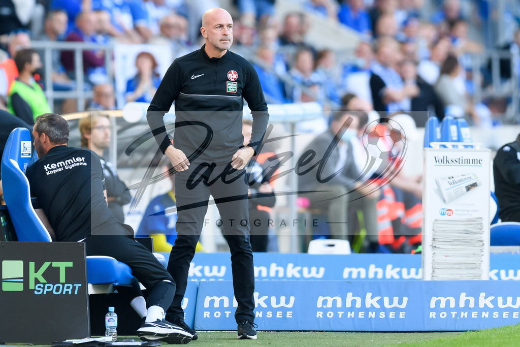 FCMFCK20210904_038 | Fussball, Herren: Trainer Marco Antwerpen (1. FC Kaiserslautern) schaut beim Spiel der 3. Liga zwischen 1. FC Magdeburg und 1. FC Kaiserslautern in der MDCC-Arena am 04.09.2021 in Magdeburg, Deutschland.DFB / DFL REGULATIONS PROHIBIT ANY USE OF PHOTOGRAPHS AS IMAGE SEQUENCES AND/OR QUASI-VIDEO. - Realisiert mit Pictrs.com