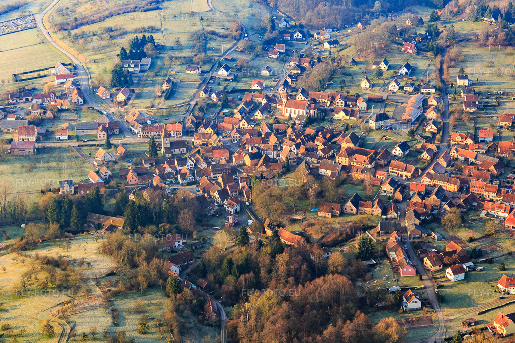 Vue aérienne: Vue de la ville depuis le nord à Weiterswiller dans le département Bas Rhin, France – .Photo: IMG_105301.jpg prise le 25/03/2018 par Werner Riehm/FLY-FOTO.eu – Résolution de l'original: 5472 x 3648 px