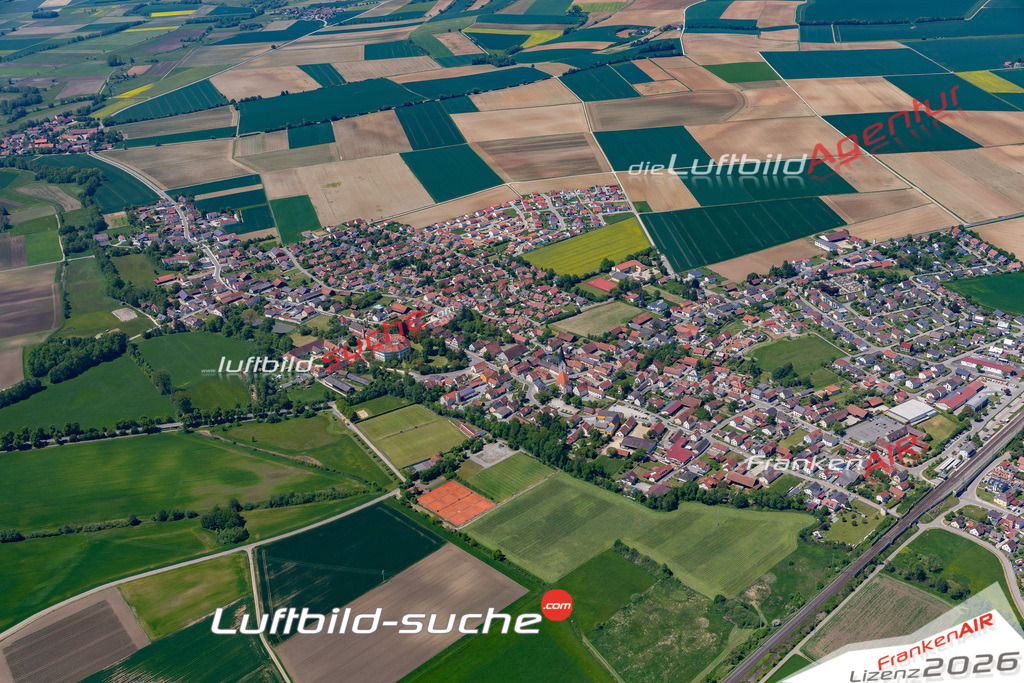 Das Luftbild der Stadt Sünching wurde 2021 vom Flugzeug heraus erstellt (keine Drohne) Aufnahmehöhe ca.450 Meter- hohe Bildauflösung und Druck-Qualität garantiert!