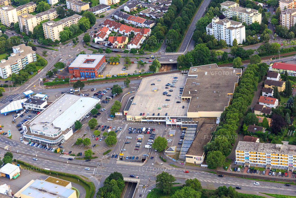 Luftbild: WaterX GmbH. REWE Center Markus Mauz und ŠKODA Autohaus Weinheim - Autowelt Ebert in Weinheim im Bundesland Baden-Württemberg in Deutschland.Foto: IMG_090696.jpg vom 04.07.2016 durch Werner Riehm/FLY-FOTO.deDie Komplettlösung für Trinkwasseranlagen: WaterXWWW.REWE.DEAutowelt. Ebert