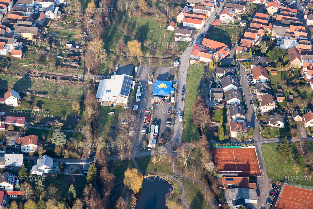 Zirkus an der Klingbachhalle | Luftbild: Zirkus an der Klingbachhalle in Klingenmünster im Bundesland Rheinland-Pfalz in Deutschland. Foto: IMG_105101.jpg vom 24.03.2018 durch Werner Riehm/FLY-FOTO.de - Realisiert mit Pictrs.com