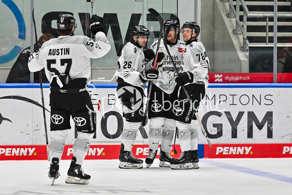 Augsburger Panther - Kölner Haie | Jubel der Haie nach dem Treffer zum 2-2 durch Nate SCHNARR (Kölner Haie 76) / Tor / Torschuetze / Freude / Happy / DEL: Augsburger Panther - Kölner Haie; Curt Frenzel Stadion am 26.09.2025
