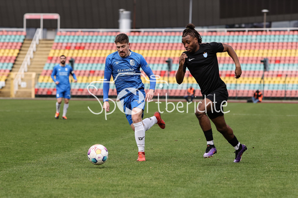 VSG Altglienicke - Viktoria Berlin | Florian SANDER (VSG #19) im Duell mit Shean MENSAH (VIK #13) / Zweikampf