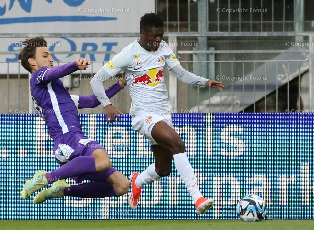 A_LUI_24042024_03 | SPORT,FUSSBALL.ADMIRAL BUNDESLIGA  AUSTRIA KLAGENFURT-RED BULL SALZBURG 24.04.2024 IM BILD: THORSTEN MAHRER (KLAGENFURT) UND  KARIM KONATE (SALZBURG) FOTO.FOTOLUI/MW