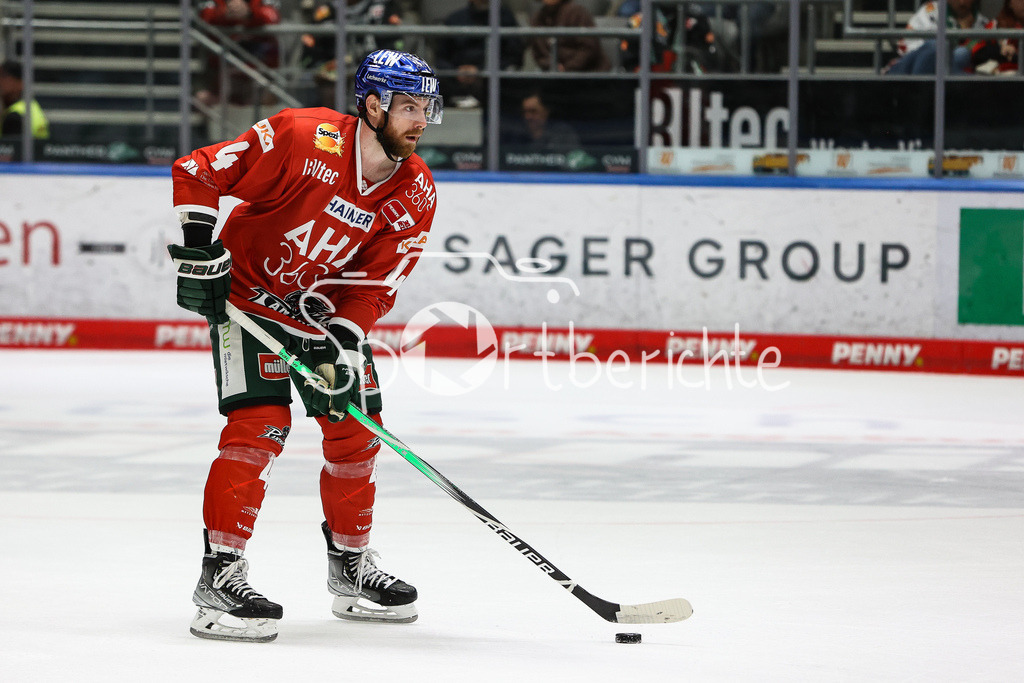 Augsburger Panther - Straubing Tigers | Jordan SOUTHORN (AEV #4) am Puck / Freisteller / Einzelfoto