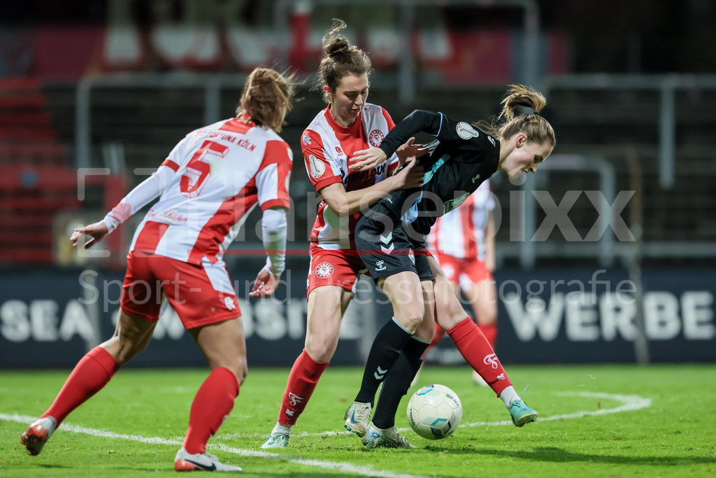 Fussball, DFB-Pokal Frauen, SC Fortuna Köln - SV Werder Bremen | v.li.: Anne Hahn (SC Fortuna Köln, 2) und Reena Wichmann (SV Werder Bremen, 6) im Zweikampf, Duell, Dynamik, Aktion, Action, Spielszene, DIE DFB-RICHTLINIEN UNTERSAGEN JEGLICHE NUTZUNG VON FOTOS ALS SEQUENZBILDER UND/ODER VIDEOÄHNLICHE FOTOSTRECKEN. DFB REGULATIONS PROHIBIT ANY USE OF PHOTOGRAPHS AS IMAGE SEQUENCES AND/OR QUASI-VIDEO.