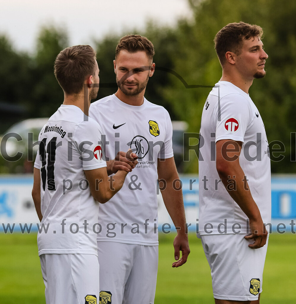 2023-08-08_001_FC_Moosinning_gegen_FC_Langengeisling | Moosinning, Deutschland, 08.08.2023:
Fußball, Bezirksliga Oberbayern Ost 2023 / 2024, 3. Spieltag, FC Moosinning gegen FC Langengeisling, Endergebnis: 0:4

Maximilian Lechner (FC Moosinning, #11), Thomas Auerweck (FC Moosinning, #19)

Foto: Christian Riedel / fotografie-riedel.net
