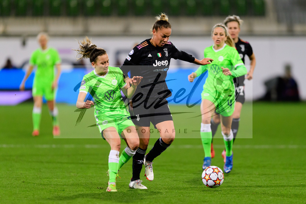 WOBJUV20211118_053 | Fussball, Frauen: Joelle Wedemeyer (VfL Wolfsburg) und Andrea Staskova (Juventus FC) im Zweikampf bei dem Spiel der UEFA Women´s Champions League zwischen VfL Wolfsburg und Juventus Turin im AOK-Stadion am 18.11.2021 in Wolfsburg, Deutschland. - Realisiert mit Pictrs.com