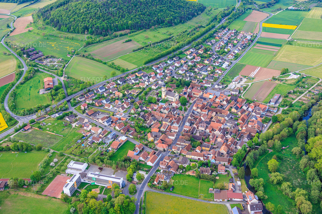 Luftbild: Ortsansicht aus Nordosten im Ortsteil Langendorf in Elfershausen im Bundesland Bayern in Deutschland.Foto: IMG_156070.jpg vom 03.05.2026 durch Werner Riehm/FLY-FOTO.deAuflösung des Originals: 6000 x 4000 px