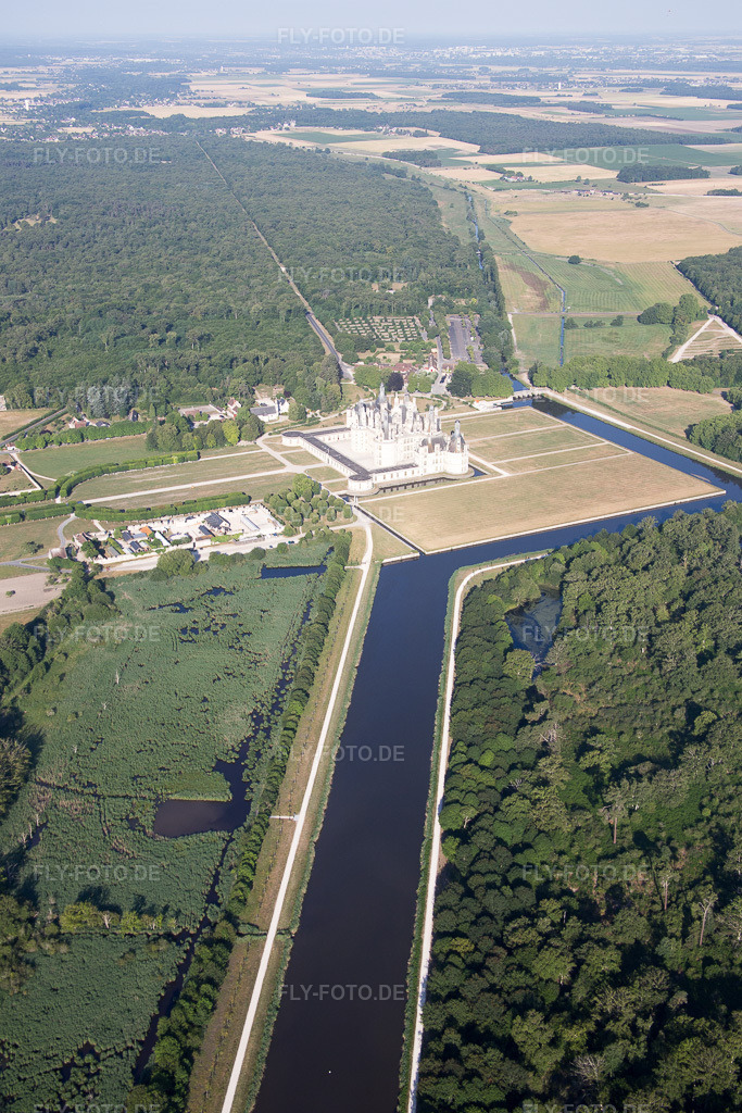 Luftbild: Ortsansicht in Chambord im Bundesland Loir-et-Cher in Frankreich. Foto: IMG_082139.jpg vom 20.06.2015 durch Werner Riehm/FLY-FOTO.de