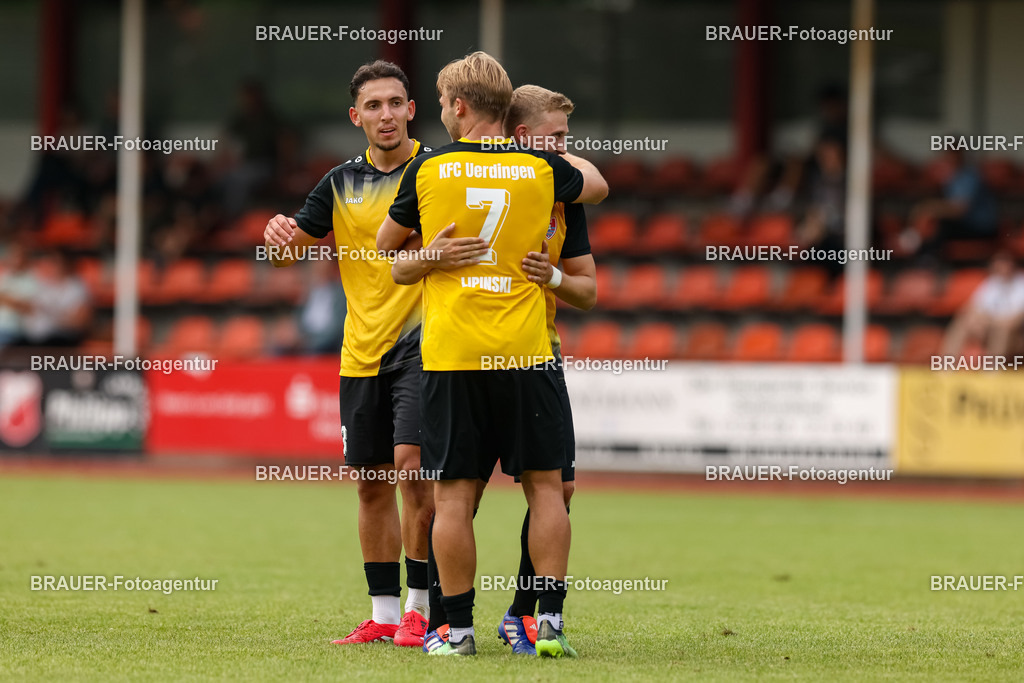 1_SVSKFC_20250726_0655.JPG -  - SV Schermbeck - KFC Uerdingen  - Testspiel | Schermbeck, Deutschland, 26.07.25: Alexander Lipinski (KFC Uerdingen) Torjubel, jubelt mit seiner Mannschaft nach dem Treffer zum 0:3 während des Testspiel Spiels zwischen SV Schermbeck - KFC Uerdingen  in der Volksbank Arena am 26. July 2025 in Schermbeck, Deutschland. (Foto von Stefan Brauer/Brauer-Fotoagentur)