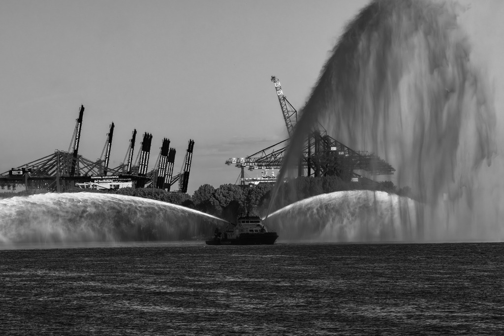 2025_05_11_HH-TEUFELSBRUECK-836 HAFENGEBURTSTAG_MCP8196 sw | Hochwertig gedruckte Fotografien für die Wand, als Kalender und zum Verschenken. Hamburg & Norddeutschland und überall wo ich mit der Kamera unterwegs war.