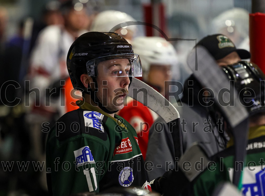 2022-11-06_005_TSV_Erding_gegen_EHC_Koenigsbrunn | Erding, Deutschland, 06.11.2022:
Eishockey, Bayernliga 2022 / 2023, 11. Spieltag, TSV Erding gegen EHC Königsbrunn, Endergebnis: 1:7

Sebastian Busch (Erding Gladiators, #11)

Foto: Christian Riedel / fotografie-riedel.net