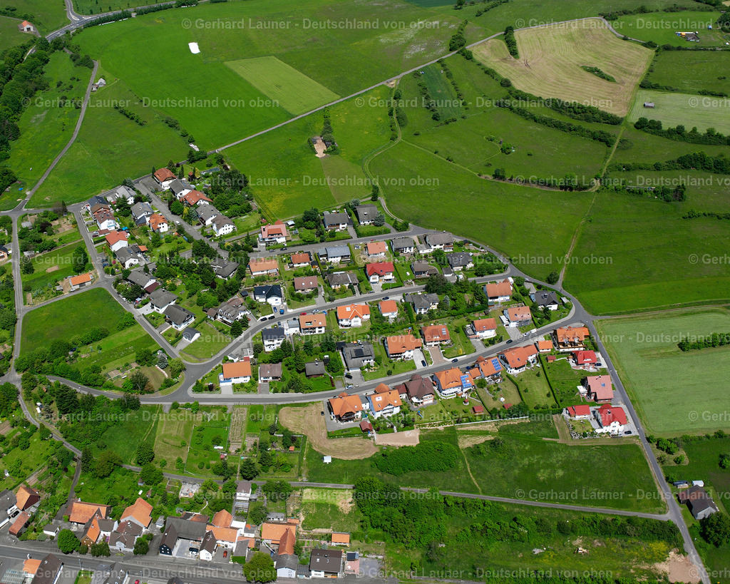 2614222 | RUPPERTENROD 09.06.2006 Landwirtschaftliche Nutzflächen und Feldgrenzen  umsäumen das Siedlungsgebiet des Dorfes in Ruppertenrod im Bundesland Hessen, Deutschland // Agricultural land and field boundaries surround the settlement area of the village  in Ruppertenrod in the state Hesse, Germany Foto: Gerhard Launer