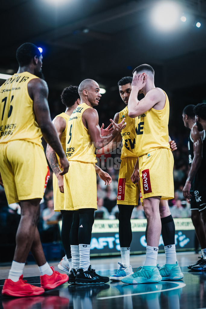 Basketball | Männer | Saison 2023/2024 | easyCredit Basketball Bundesliga | Veolia Towers Hamburg vs. EWE Baskets Oldenburg | 20.01.2024 | Die EWE Baskets Oldenburg beraten sich, in der Mitte Geno Crandall (#9, EWE Baskets Oldenburg)