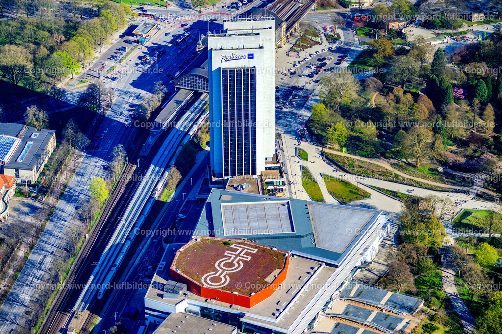 Hamburg_Dammtor_Hotel_Radisson_Blue_CCH_ELS_4095060425 | HAMBURG 06.04.2025 Congress Center (CCH) am Hochhaus- Gebäude der Hotelanlage Radisson Blu an der Marseiller Straße im Ortsteil Sankt Pauli in Hamburg, Deutschland. Weiterführende Informationen bei: Hamburg Messe und Congress GmbH,  LEONHARD WEISS GmbH & Co. KG,  Sprinkenhof GmbH,  HUPE FLATAU GmbH,  agn Niederberghaus & Partner GmbH,  verbundhochdrei GmbH. // Congress Center ( CCH ) on High-rise building of the hotel complex Radisson Blu on Marseiller Strasse in the district Sankt Pauli in Hamburg, Germany. Further information at: Hamburg Messe und Congress GmbH,  LEONHARD WEISS GmbH & Co. KG,  Sprinkenhof GmbH,  HUPE FLATAU GmbH,  agn Niederberghaus & Partner GmbH,  verbundhochdrei GmbH. Foto: Martin Elsen