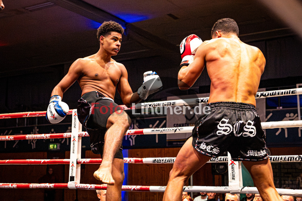 Daniel Reichhart (Sportclub Allgäu - blau) gegen Youssef Guella (SCS M - rot) | MFA Fight Night K1 Style bis 80kg Kampf 13, Daniel Reichhart (Sportclub Allgäu - blau) gegen Youssef Guella (SCS M - rot), 20251108,,2025-11-08 in Penzberg (Wellenberghalle Penzberg), Copyright: WolfgangxLindner www.foto-lindner.de