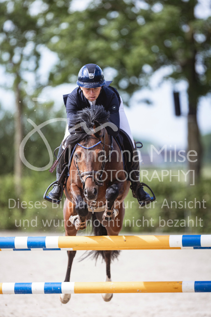 240616_Lemwerder_Springpony-L-304 | Deine schönsten Turniermomente als professionelle Fotos! Entdecke hochwertige Pferdesport-Fotografie im Online-Shop. Jetzt Fotos finden & bestellen!