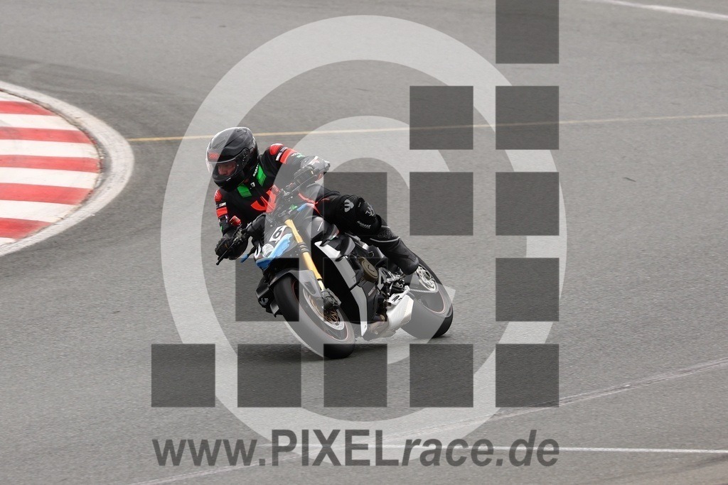 0076-20240910_07711 | Schöne Erinnerungen an spannende Momente - das festzuhalten ist unser Job. PIXELrace.de ist seit 2003 auf den Rennstrecken Europas unterwegs um die Action draußen beim Fahren und die wunderbare Stimmung imm Fahrerlager für euch einzufangen.
