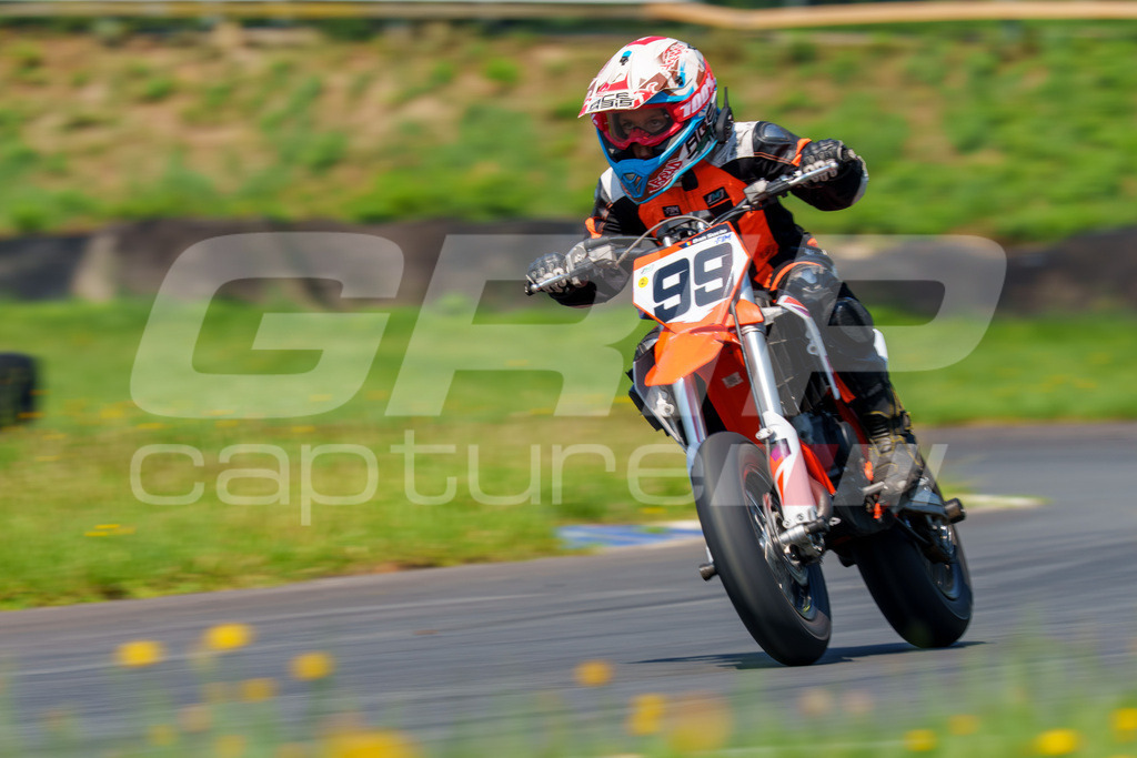 G-Cup + Supermoto Staatsmeisterschaft + Hungarian Supermoto Championship | GRIPcapture steht für authentische Sportfotografie in Österreich – für Momente, die mehr sind als Geschwindigkeit oder Ergebnis. Es geht um Emotion, Spannung, Fokus und den Augenblick, der oft nur einen Wimpernschlag dauert.Ob Motorsport, Teamsport oder 