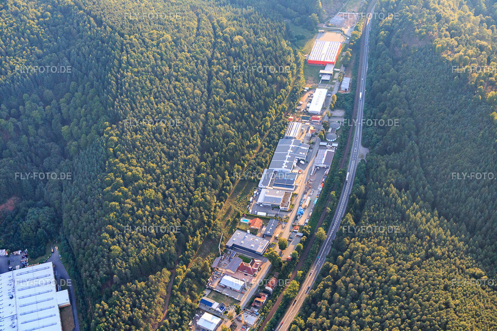 Industriegebiet Alte Bundestraße mit Schlosserei Schumacher GmbH & Co. KG. Gundermann GmbH und Schuh Marke Gmbh & Co. Kg https://www.gundermann-gmbh.de/ https://www.schuh-marke.de/ | Luftbild: Industriegebiet Alte Bundestraße mit Schlosserei Schumacher GmbH & Co. KG. Gundermann GmbH und Schuh Marke Gmbh & Co. Kg https://www.gundermann-gmbh.de/ https://www.schuh-marke.de/ in Hauenstein im Bundesland Rheinland-Pfalz in Deutschland. Foto: IMG_084173.jpg vom 29.08.2015 durch Werner Riehm/FLY-FOTO.de - Realisiert mit Pictrs.com