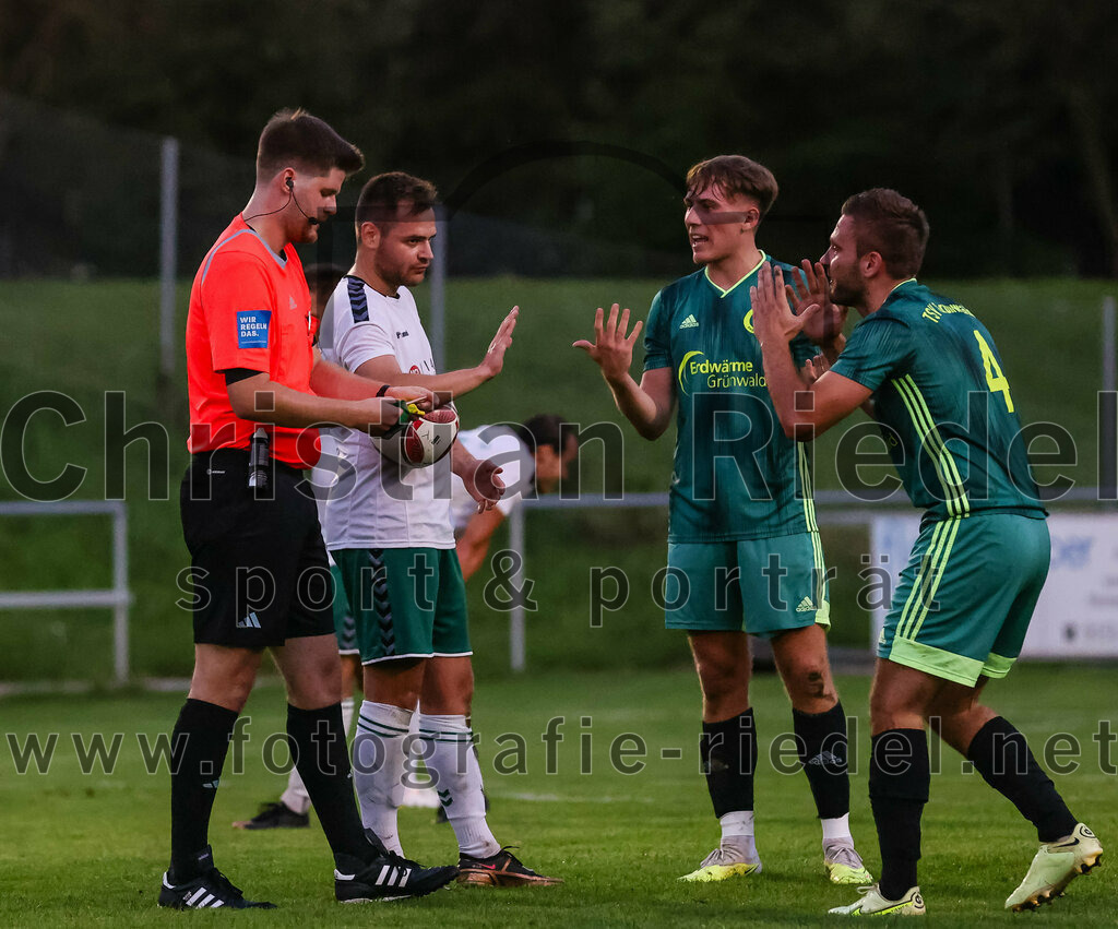 2023-09-01_089_FC_Schwaig_gegen_TSV_Gruenwald | Oberding, Deutschland, 01.09.2023:
Fußball, Landesliga Südost 2023 / 2024, 9. Spieltag, FC Schwaig gegen TSV Grünwald, Endergebnis: 3:1

Schiedsrichter Simon Ettl, Tobias Bartl (FC Schwaig, #37), Markus Kreuzeder (TSV Grünwald, #4)

Foto: Christian Riedel / fotografie-riedel.net