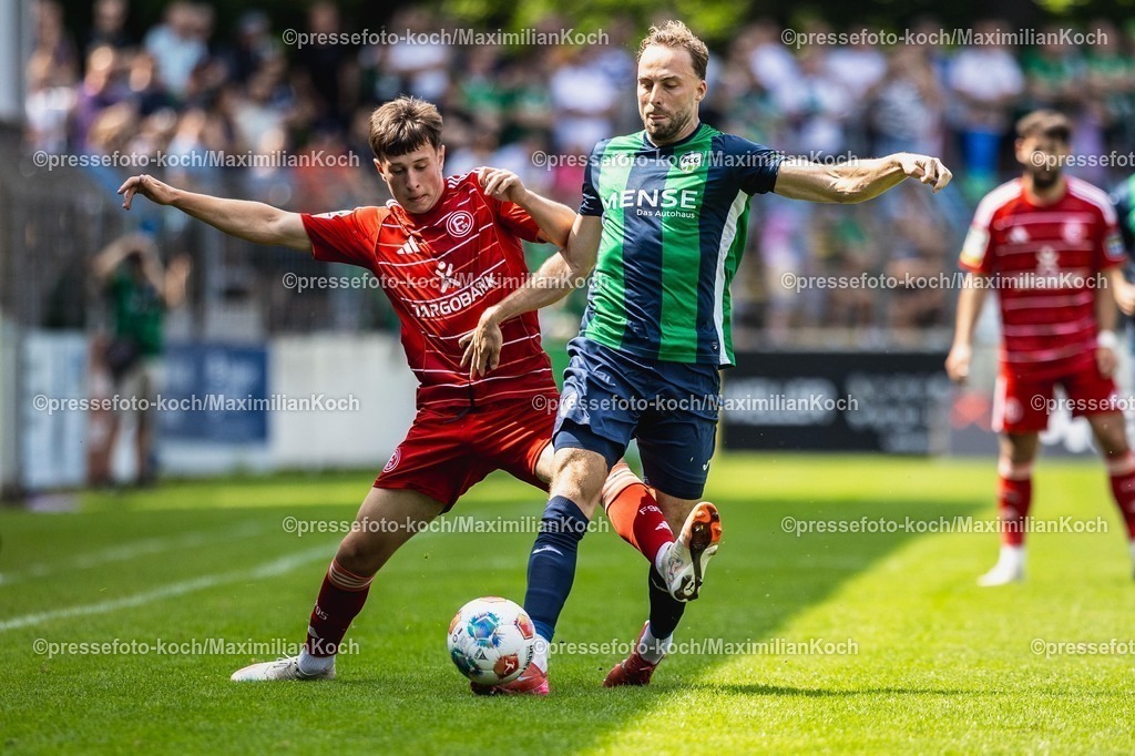 xkwix09082501012 | 09.08.2025, xkwix, Fußball, Regionalliga West, FC Gütersloh - Fortuna Düsseldorf 2, Ohlendorf Stadion im Heidewald: Julius Langfeld ( FC Gütersloh #10 ) im Zweikampf gegen Leo Mirgartz (Fortuna Düsseldorf II #17)