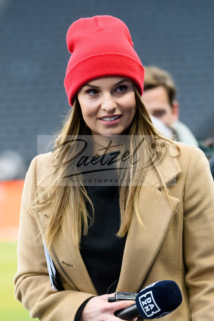BSCFCB20220123_150 | Fussball, Herren: DAZN-Moderatorin Laura Wontorra schaut bei dem Spiel der 1. Bundesliga zwischen Hertha BSC und FC Bayern Muenchen im Olypiastadion am 23.01.2022 in Berlin, Deutschland.DFB / DFL REGULATIONS PROHIBIT ANY USE OF PHOTOGRAPHS AS IMAGE SEQUENCES AND/OR QUASI-VIDEO. - Realisiert mit Pictrs.com