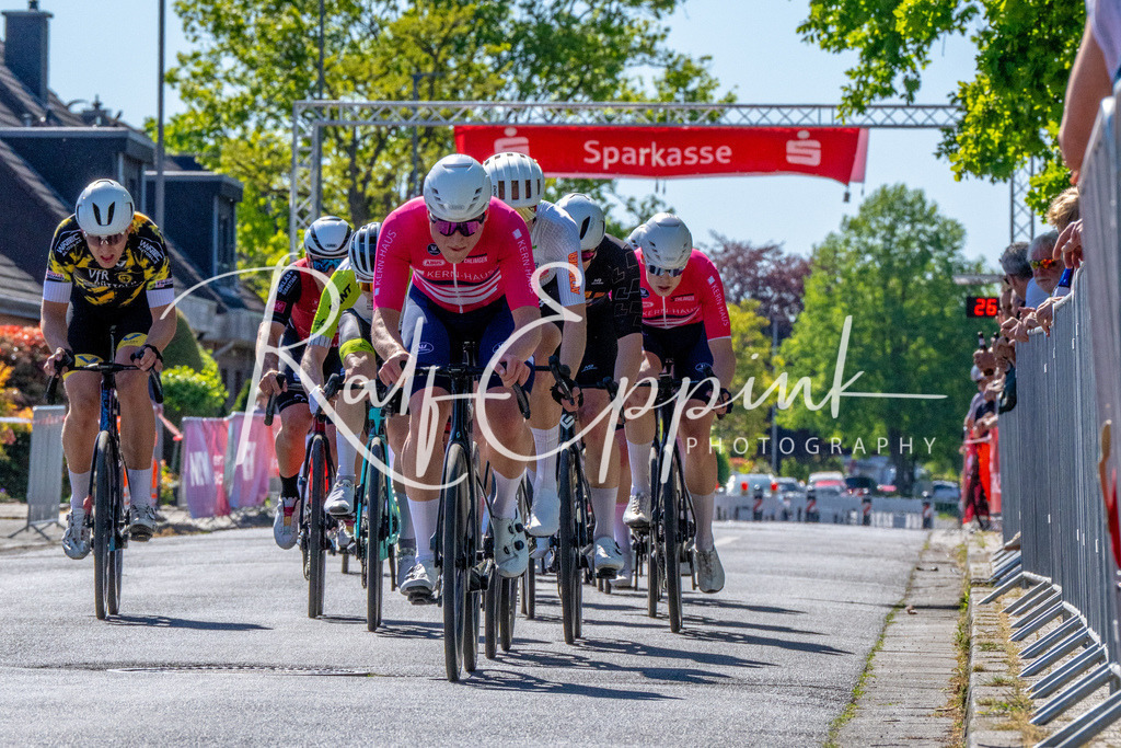 Spurt in den Mai 2026 - Großer Preis der Sparkasse Neuss | Annual one-day road cycling race "Großer Preis der Sparkasse Neuss" held in Büttgen, Germany, organized by VfR Büttgen 1912 e.V. The event features multiple races across all age categories from U11 youth to Elite men. - Realisiert mit Pictrs.com