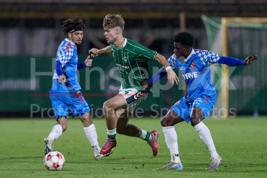 Fussball, Regionalliga Nord, SV Werder Bremen II - FC Eintracht Norderstedt | v.li.: Mick Schmetgens (SV Werder Bremen II, 4) und Ezra Ampofo (FC Eintracht Norderstedt, 29) im Zweikampf, Duell, Dynamik, Aktion, Action, Spielszene
