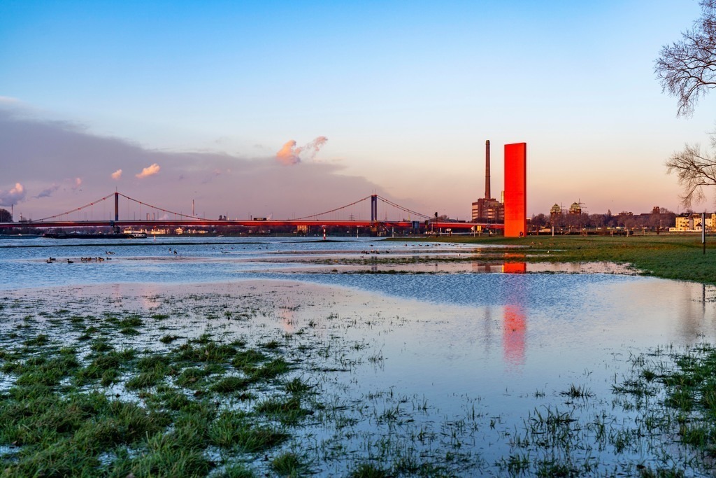 JT-230119 | Rheinhochwasser, Duisburg-Kaßlerfeld, Überschwemmungen,  hinten die Friedrich-Ebert-Rheinbrücke, Skulptur Rheinorange an der Ruhrmündung, Duisburg, NRW, Deutschland - Realisiert mit Pictrs.com