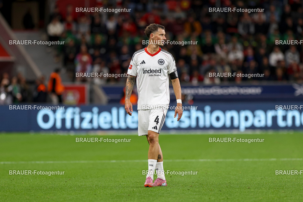Bayer 04 Leverkusen vs Eintracht Frankfurt - Bundesliga  | Leverkusen, Deutschland, 12.09.25:   Robin Koch (Eintracht Frankfurt) schaut waehrend des Spiels der Bundesliga zwischen  Bayer 04 Leverkusen vs Eintracht Frankfurt in der BayArena(Foto von Brauer-Fotoagentur / Adrian Schlueter)