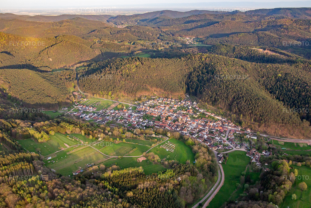 Luftbild: Ortsansicht von Nordwesten in Vorderweidenthal im Bundesland Rheinland-Pfalz in Deutschland. Foto: IMG_140219.jpg vom 11.04.2024 durch Werner Riehm/FLY-FOTO.de