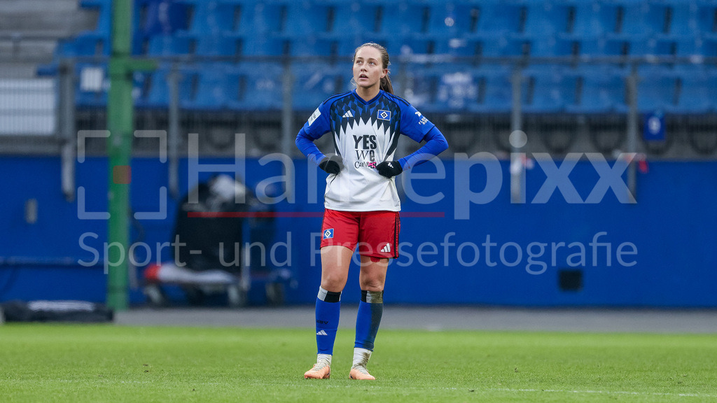 Fussball, Google Pixel Frauen-Bundesliga, Hamburger SV - SC Freiburg | Camilla Linberg (Hamburger SV, HSV, 47) enttäuscht über die Niederlage, Enttäuschung nach dem Schlusspfiff, Abpfiff, Highlight, Verlierer, verloren, Frustration, pessimistisch, traurig, DIE DFB-RICHTLINIEN UNTERSAGEN JEGLICHE NUTZUNG VON FOTOS ALS SEQUENZBILDER UND/ODER VIDEOÄHNLICHE FOTOSTRECKEN. DFB REGULATIONS PROHIBIT ANY USE OF PHOTOGRAPHS AS IMAGE SEQUENCES AND/OR QUASI-VIDEO.