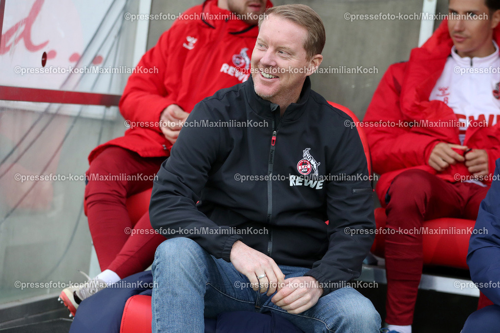 RWE06012402107 | 06.01.2024, Essen, Fußball, Herren, Stadion an der Hafenstraße, Testspiel, Rot-Weiss Essen – 1. FC Köln:  Der neue Cheftrainer Timo Schultz (1.FC Köln) lachend bei seinem ersten Spiel für den Kölner FC. 
DFB regulations prohibit any use of photographs as image sequences and or quasi-video.