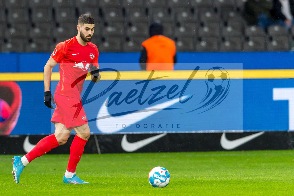 BSCRBL20220220_177 | Fussball, Herren: Josko Gvardiol (RB Leipzig) in Aktion, am Ball, Einzelaktion bei dem Spiel der 1. Bundesliga zwischen Hertha BSC und RB Leipzig im Olypiastadion am 20.02.2022 in Berlin, Deutschland.DFB / DFL REGULATIONS PROHIBIT ANY USE OF PHOTOGRAPHS AS IMAGE SEQUENCES AND/OR QUASI-VIDEO. - Realisiert mit Pictrs.com