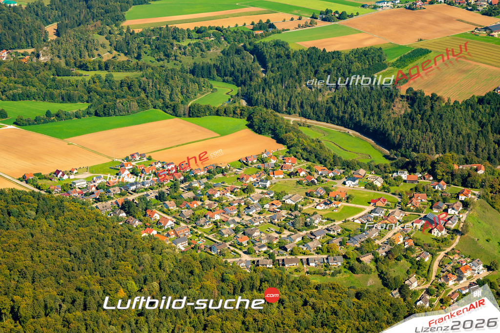 Das Luftbild zeigt : Froschau Pv AnlageSiedlung Breitenbrunn - Die Luftaufnahme wurde 2023 vom UL-Flugzeug aus erstellt ( keine Drohne ) - Hochauflösende Luftaufnahme - Für grossformatige Ausdrucke geeignet. Die Geschenkidee !Mit Lizenz und Bildrechte bestellbar