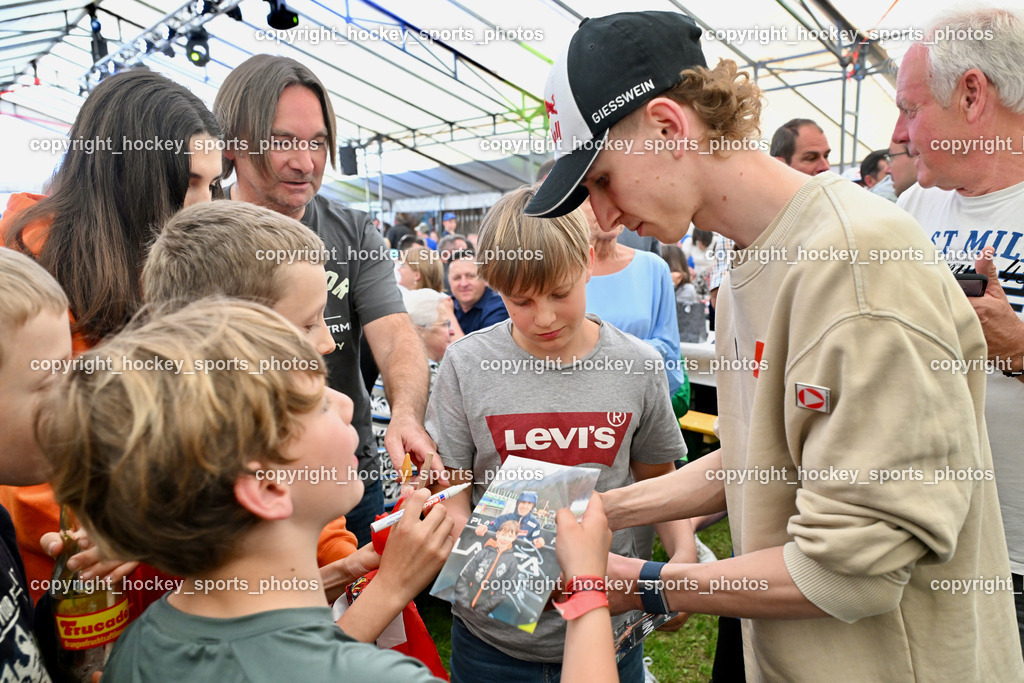 Empfang Daniel Tschofenig | Daniel Tschofenig schreibt Autogramme, Empfang Daniel Tschofenig, Empfang Daniel Tschofenig am 10.05.2025 in Hohenthurn (Mehrzweckhaus Hohenthuurn), Austria, (Photo by Bernd Stefan)