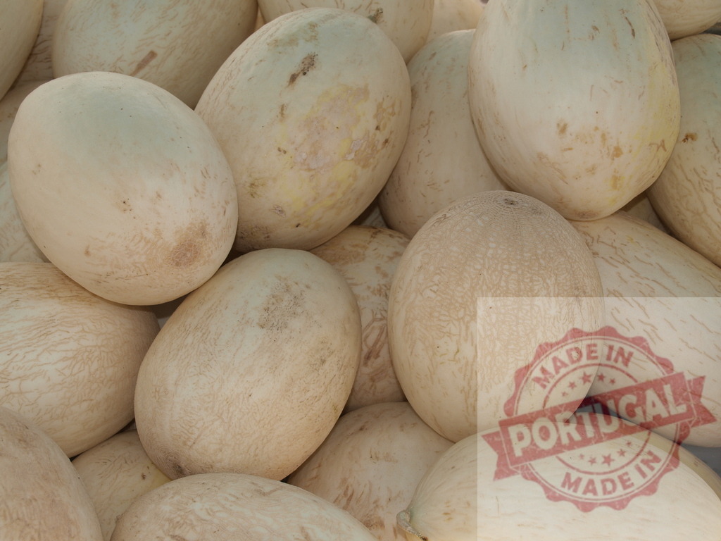 Fresh organic honeydew melons for sale at market | Pile of ripe white honeydew melons showing textured skin - Realisiert mit Pictrs.com