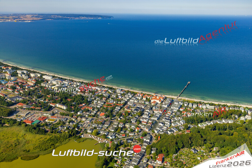 Übersichts Bild Binz - Die Luftaufnahme wurde 2025 vom UL-Flugzeug heraus erstellt ( keine Drohnenaufnahme ) - Hochauflösende Luftaufnahme - für Wandbilder und großformatige Ausdrucke geeignet. Das besondere Geschenk!Hier alle&nbsp;Infos zur Lizenzierung der LuftaufnahmeWir fliegen auch dieses Jahr wieder in Ihre Region um Luftbilder zu erstellen.- Luftbild anfragen