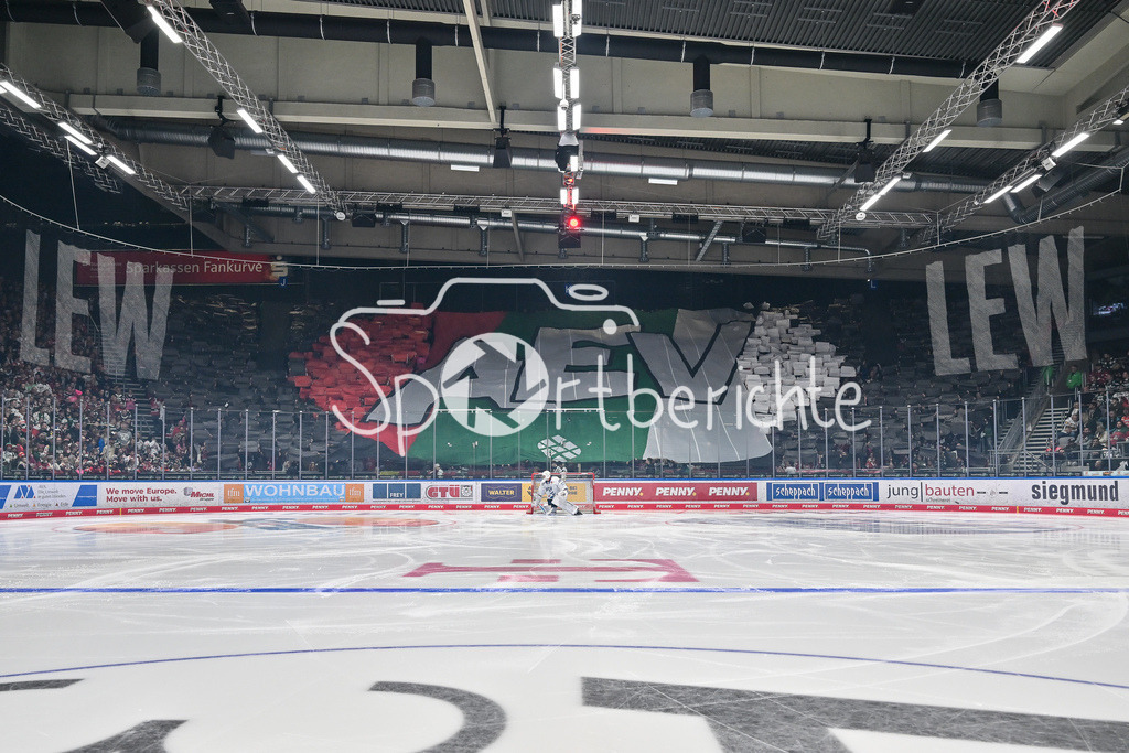 Augsburger Panther - Adler Mannheim | Die Fans der Augsburger Panther haben zu Spielbeginn eine Choreo vorbereitet / DEL: Augsburger Panther - Adler Mannheim; Curt Frenzel Stadion am 14.09.2025