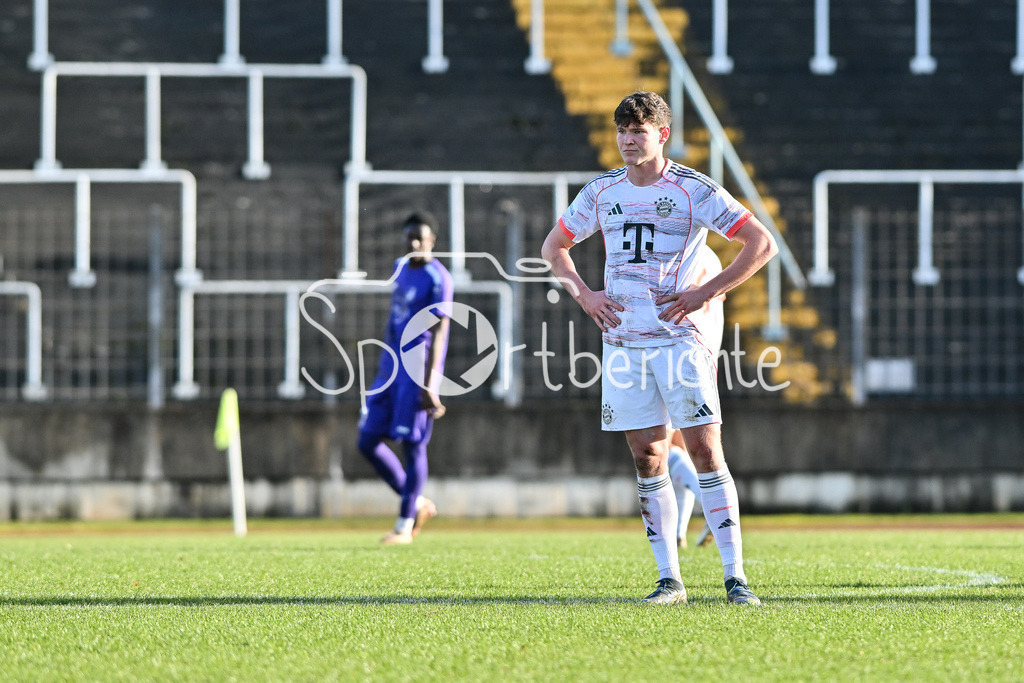 TSV Schwaben Augsburg - FC Bayern Amateure | AUGSBURG, GERMANY - 29. NOVEMBER: im Bild Richard Christian MEIER (FC Bayern München II 9) / Einzelfoto / Freisteller beim Ligaspiel zwischen dem TSV Schwaben Augsburg und den Amateuren des FC Bayern am 20. Spieltag der Regionalliga Bayern im Rosenaustadion