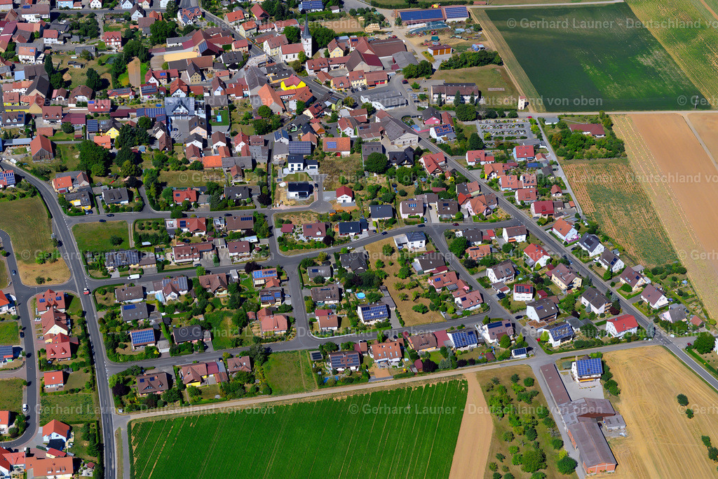 3650241 | HAUSEN 31.08.2016 Wohngebiet einer Einfamilienhaus- Siedlung am Rande von landwirtschaftlichen Feldern in Hausen im Bundesland Bayern, Deutschland // Single-family residential area of settlement on the edge of agricultural fields in Hausen in the state Bavaria, Germany Foto: Gerhard Launer